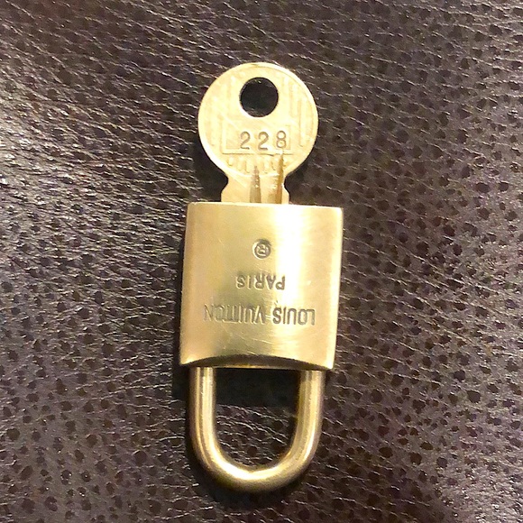 Vintage LV Louis Vuitton Padlock Lock & Key 228 - Picture 4 of 11